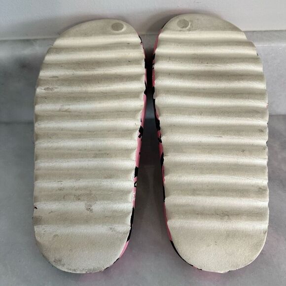 Sanrio Hello Kitty Black Pink Slide Sandals Size 6-6.5 - Picture 5 of 5